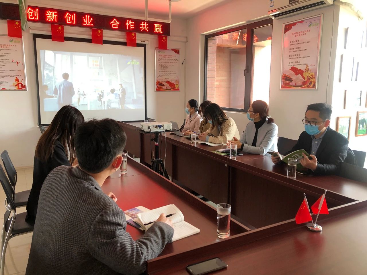 綠天使運營總監陳聰聰向來賓講解了綠天使的發展歷程、園區概況、運營模式及創業服務等